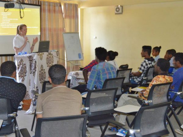 SPANA vet Victoria teaching vet students about ultrasound